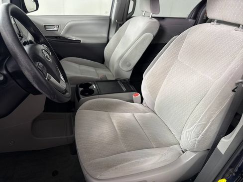 Used 2018 Toyota Sienna LE FWD image 11