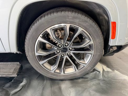 Used 2025 Jeep Grand Wagoneer Series III w/ Rear-Seat Entertainment Group AWD/4WD image 30