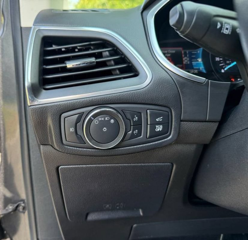 Used 2020 Ford Edge Titanium FWD image 19