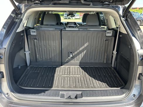 Used 2022 Toyota Highlander XLE AWD/4WD image 23