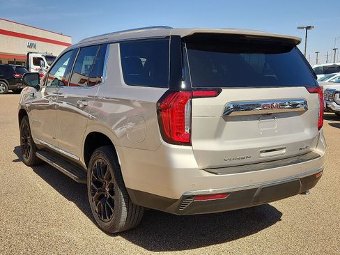 Used 2022 GMC Yukon SLT w/ SLT Premium Package image 3