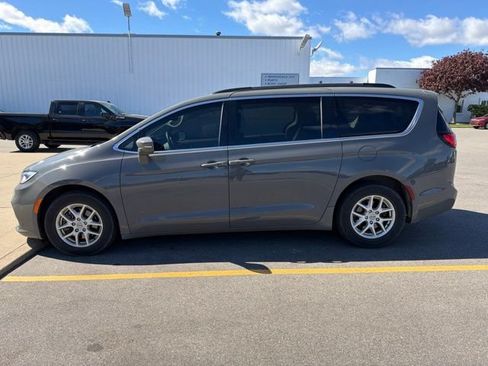 Used 2022 Chrysler Pacifica Touring-L FWD image 8