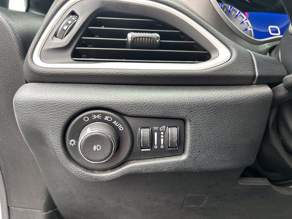 Used 2025 Chrysler Pacifica Select FWD image 20