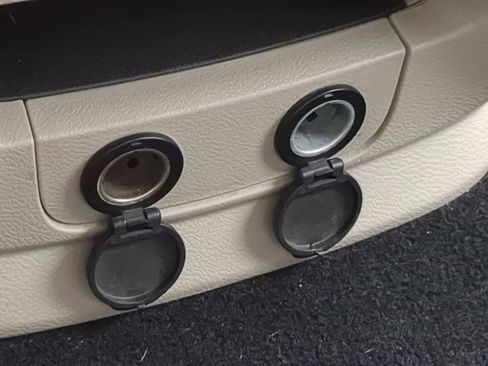 Used 2013 Chrysler Town & Country Touring-L FWD image 28