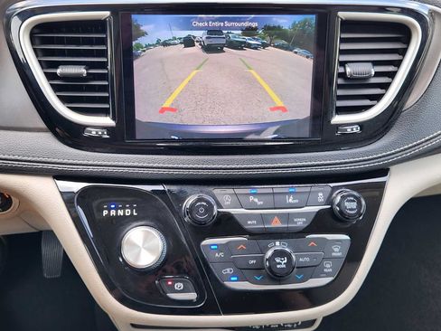 Used 2021 Chrysler Pacifica Touring-L FWD image 17