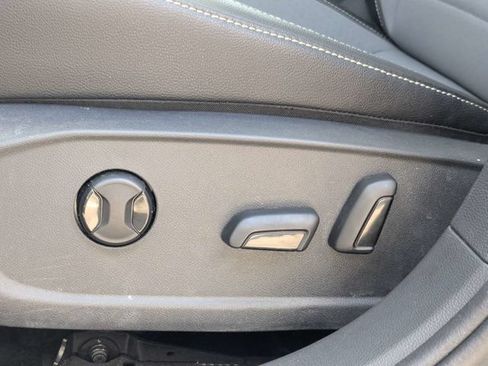 Used 2025 Volkswagen Jetta SE FWD image 18