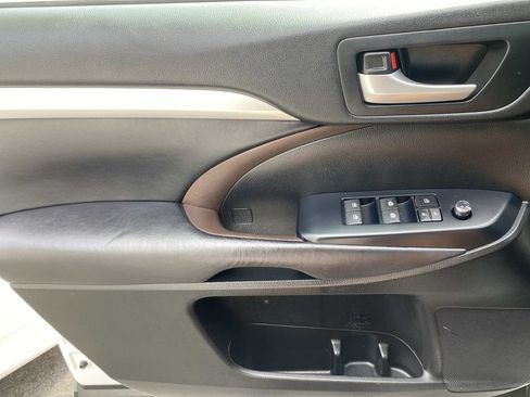 Used 2017 Toyota Highlander XLE w/ Carpet Mat Package AWD/4WD image 24