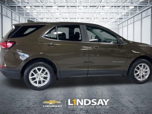 Used 2023 Chevrolet Equinox LT image 2