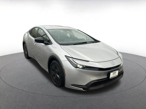 Used 2025 Toyota Prius LE image 1