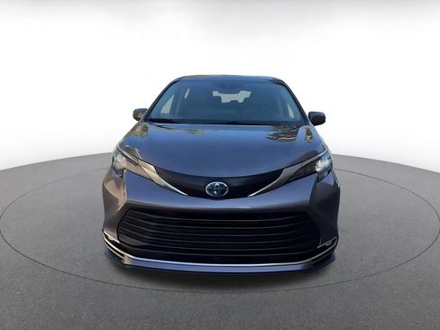 Used 2024 Toyota Sienna XLE FWD image 4