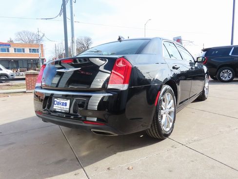Used 2019 Chrysler 300 Touring L w/ Quick Order Package 22F image 7