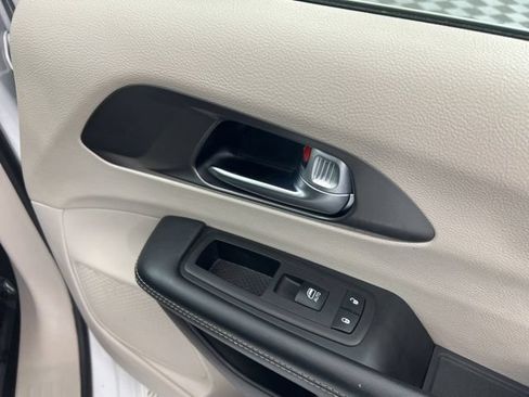 Used 2023 Chrysler Pacifica Touring-L FWD image 26