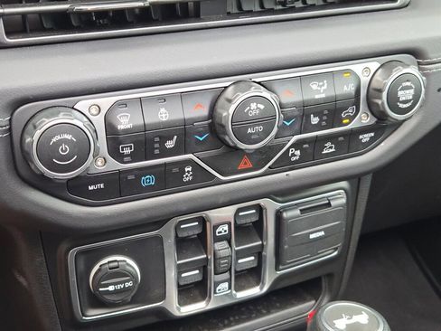 Used 2025 Jeep Wrangler Unlimited Sahara w/ Safety Group AWD/4WD image 23