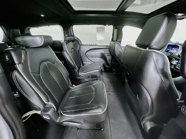 Used 2025 Chrysler Pacifica Limited FWD image 43