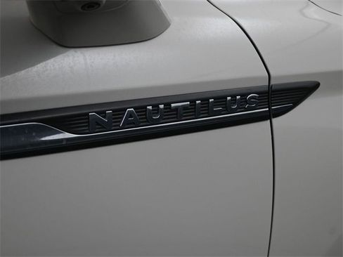 Used 2022 Lincoln Nautilus Reserve w/ Equipment Group 201A image 27