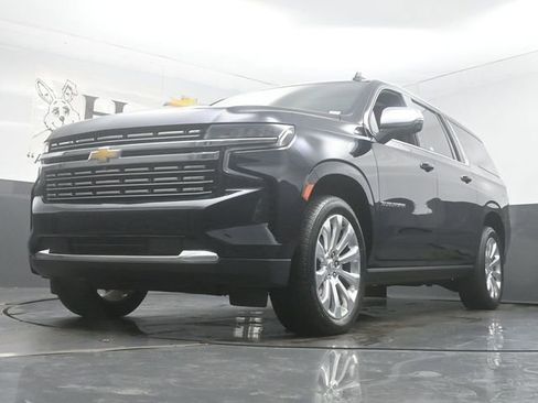 Used 2024 Chevrolet Suburban Premier w/ Premium Package 2 AWD/4WD image 4