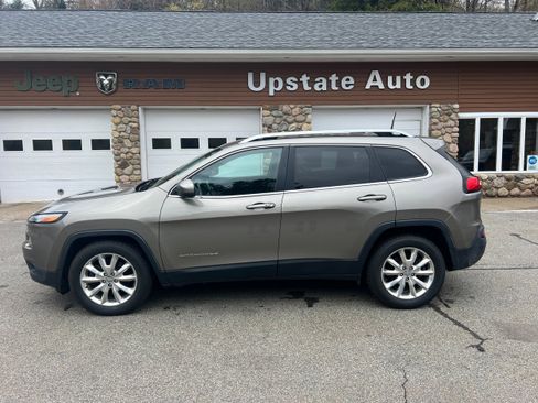 Used 2017 Jeep Cherokee Limited AWD/4WD image 8