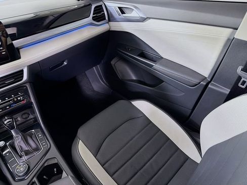 Used 2025 Volkswagen Taos SEL image 26