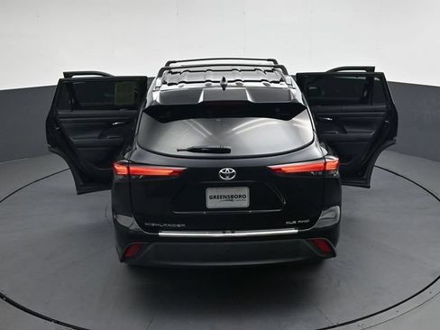 Used 2023 Toyota Highlander XLE AWD/4WD image 39