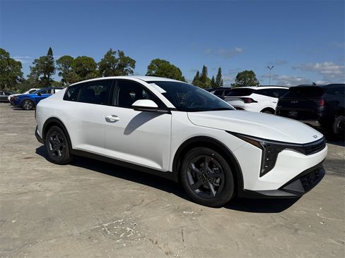 New 2025 Kia K4 LXS image 2