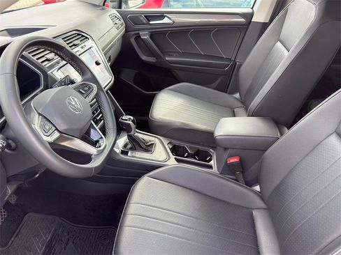 Used 2022 Volkswagen Tiguan SE image 11