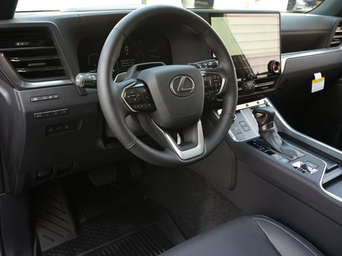 Used 2026 Lexus GX 550 w/ Cold Area Package AWD/4WD image 2