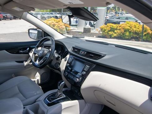 Used 2022 Nissan Rogue Sport SL FWD image 17