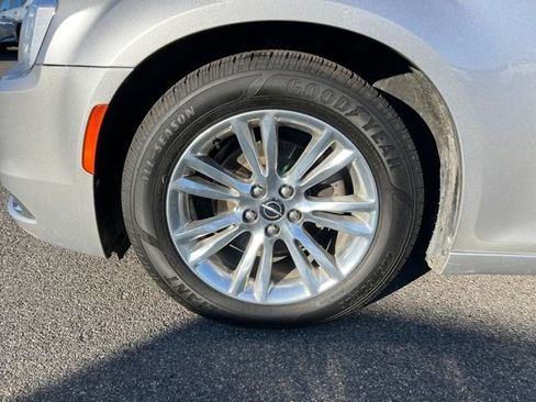 Used 2017 Chrysler 300 C image 21