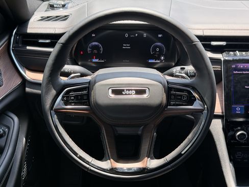 Used 2025 Jeep Grand Cherokee Summit w/ Obsidian Package AWD/4WD image 16