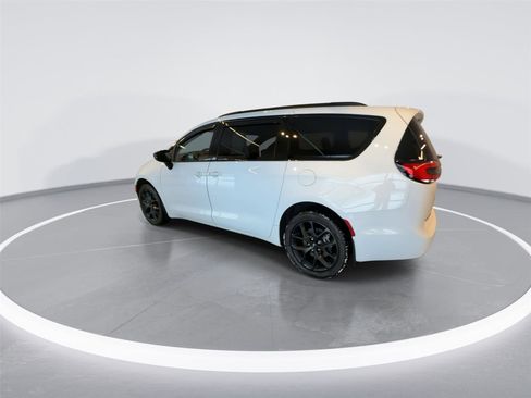 Used 2024 Chrysler Pacifica Limited w/ S Appearance Package image 5