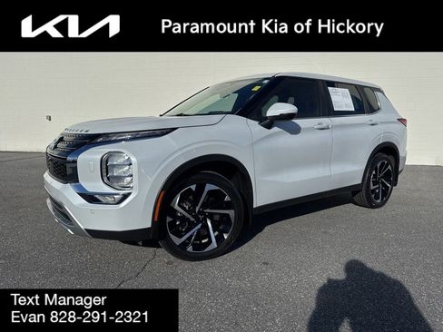 Used 2023 Mitsubishi Outlander SE image 1