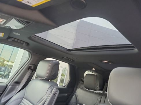 Certified 2024 Land Rover Discovery Dynamic SE image 28