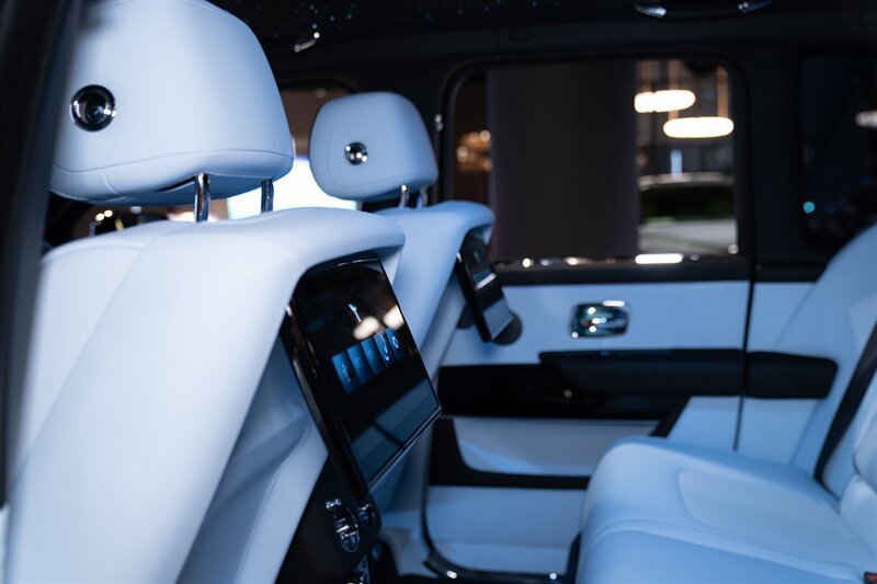 Used 2025 Rolls-Royce Cullinan AWD/4WD image 17
