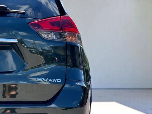 Used 2018 Nissan Rogue SV image 13