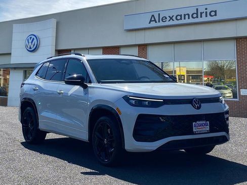 Used 2025 Volkswagen Tiguan SE R-Line image 1