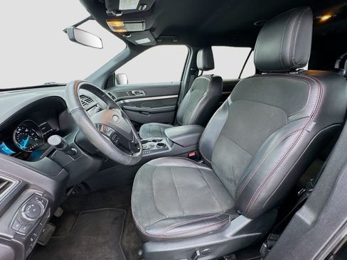Used 2018 Ford Explorer XLT w/ Equipment Group 202A FWD image 13