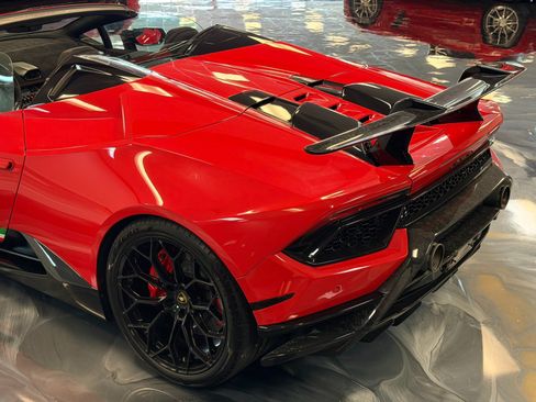 Used 2018 Lamborghini Huracan Performante AWD/4WD image 8