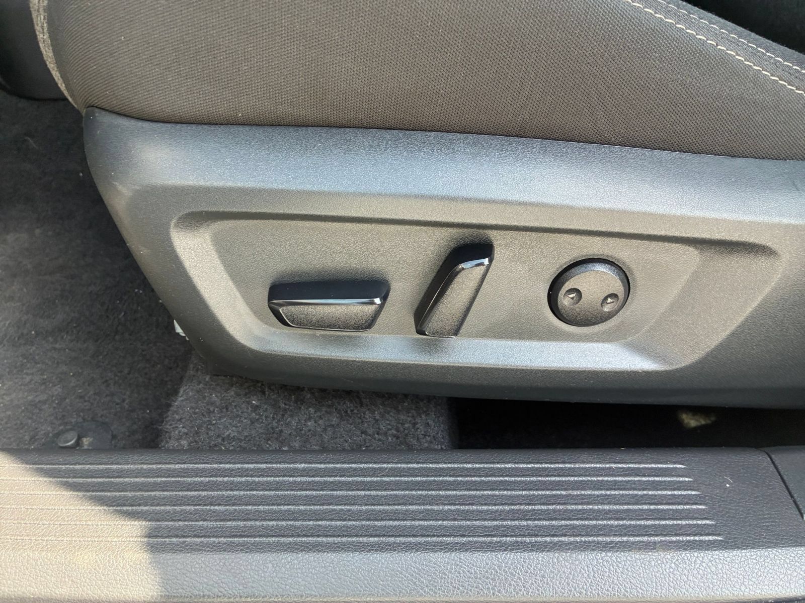 Used 2025 Nissan Rogue SV FWD image 21