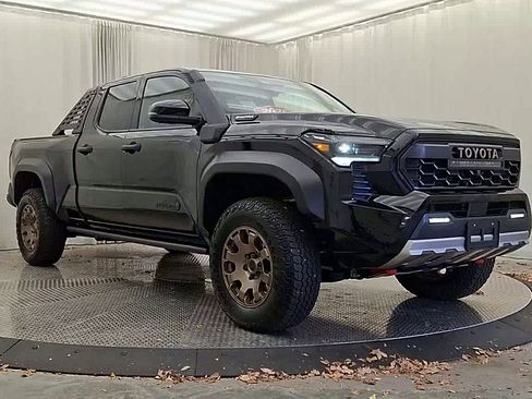 Used 2025 Toyota Tacoma Trailhunter image 5