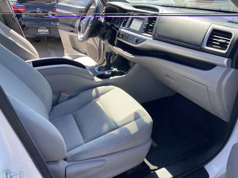 Used 2016 Toyota Highlander LE FWD image 24