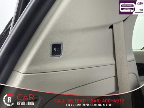 Used 2024 Chrysler Pacifica Touring-L FWD image 9