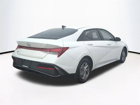 New 2026 Hyundai Elantra SE FWD image 5