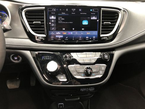 Certified 2025 Chrysler Pacifica Select w/ Uconnect Theater Family Group image 24