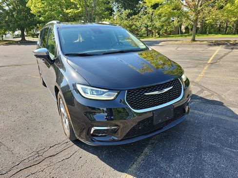 Used 2023 Chrysler Pacifica Limited w/ Uconnect Theater Family Group FWD image 8