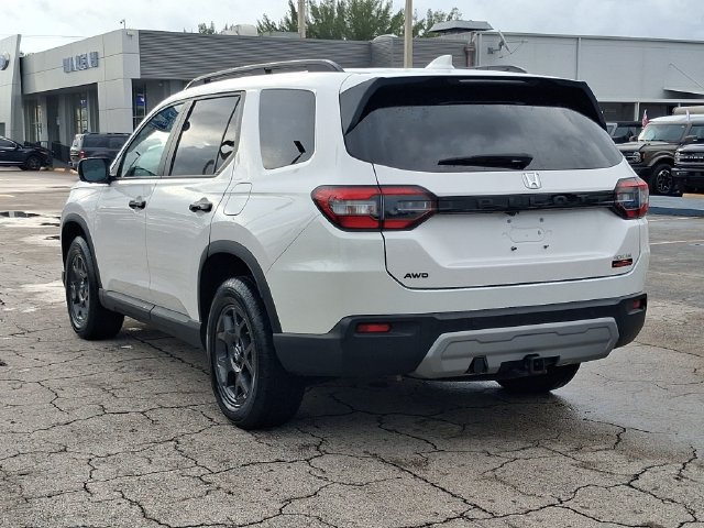 Used 2024 Honda Pilot TrailSport image 3