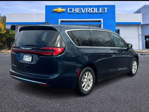 Used 2023 Chrysler Pacifica Touring-L image 5