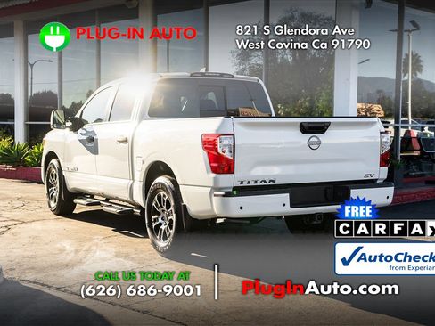 Used 2024 Nissan Titan SV w/ SV Convenience Package image 2