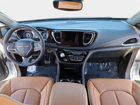Used 2022 Chrysler Pacifica Pinnacle image 2