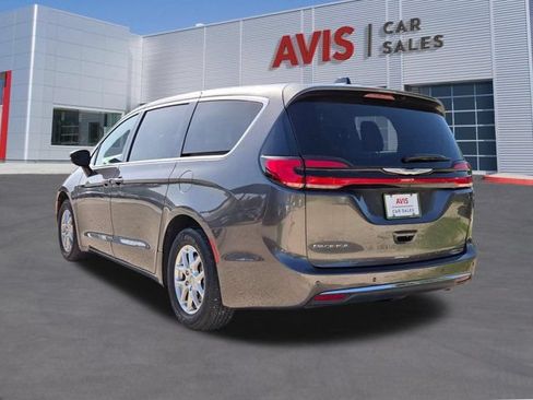 Used 2023 Chrysler Pacifica Touring-L FWD image 10
