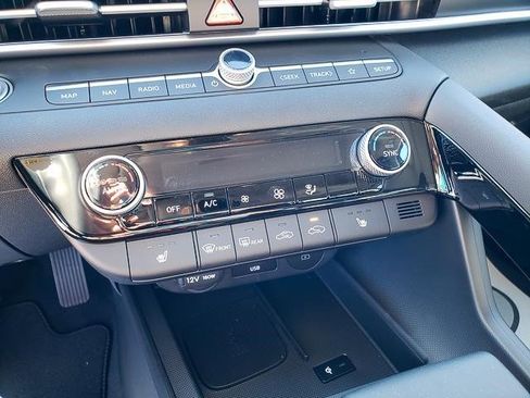 New 2025 Hyundai Elantra Limited image 13